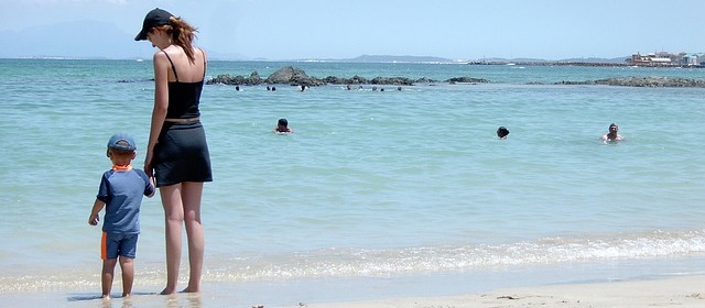 mama-z-dzieckiem-na-plazy